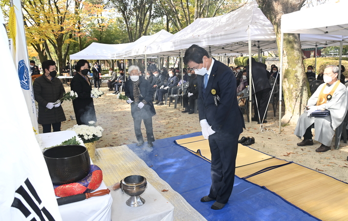5일 한국자유총연맹 전북 남원시지회(지회장 장재경)는 광한루 내 충혼탑에서 제41회 자유수호 희생자 위령제를 거행했다. 사진은 이환주 남원시장이 헌화하고 있다. /남원시 제공