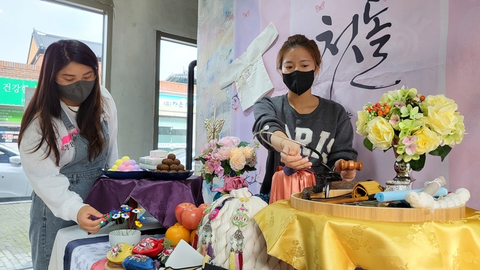 전북 남원시는 '2021 숲정이마을 도시재생 주민공모사업'으로 출산 가정의 경제적 부담을 덜어주기 위한 첫 돌상 무료 대여 사업을 실시한다고 밝혔다. /남원시 제공