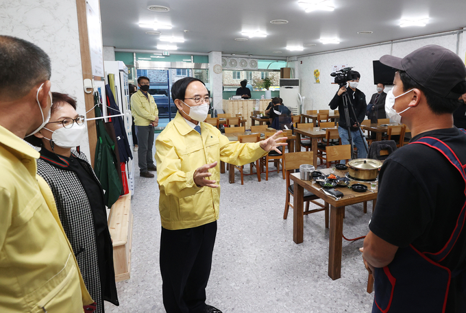 전북 임실군 심민 군수(가운데)가 코로나19 일상과 민생 회복을 위한 ‘임실형 일상회복 추진단’을 본격 운영하는 등 전방위적 행정력을 풀가동 하고 있다. /임실군 제공