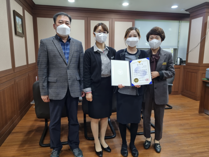 소견영 남원경찰서 수사과장(왼쪽 첫번째)이 감사장 및 포상금을 남원원예농협 직원 A씨(오른쪽 두번째)에게 지급하고 기념 사진을 찍고 있다. /남원경찰서 제공