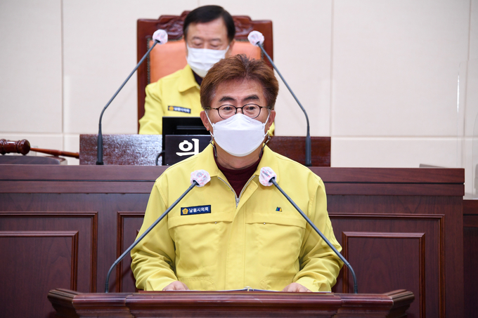 전북 남원시의회는 지난 26일 열린 제247회 정례회 제2차 본회의에서 시의 주요 현안사항에 대해 이환주 남원시장에게 양해석 의원의 송곳질의가 이어지면서 시정질문을 달궜다. /남원시의회 제공