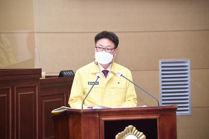 전북 남원시의회는 지난 26일 열린 제247회 정례회 제2차 본회의에서 시의 주요 현안사항에 대해 이환주 남원시장에게 전평기 의원의 송곳질의가 이어지면서 시정질문을 달궜다. /남원시의회 제공