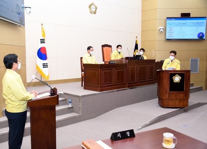 전북 남원시의회는 지난 26일 열린 제247회 정례회 제2차 본회의에서 시의 주요 현안사항에 대해 이환주 남원시장에게 전평기 의원의 송곳질의가 이어지면서 시정질문을 달궜다. 사진은 이환주 남원시장(왼쪽)이 전평기 의원(오른쪽)의 시정질문을 경청하고 있다. /남원시의회 제공