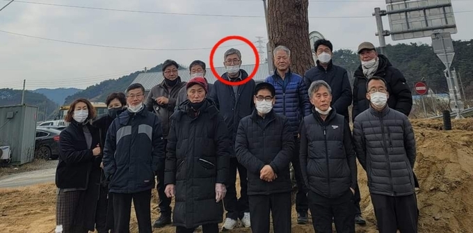 전북 남원 주천면 내용궁마을병 한병완 이장(원안)이 주천면에 싯가 1억원 상당의 소나무를 기증해 화제다.