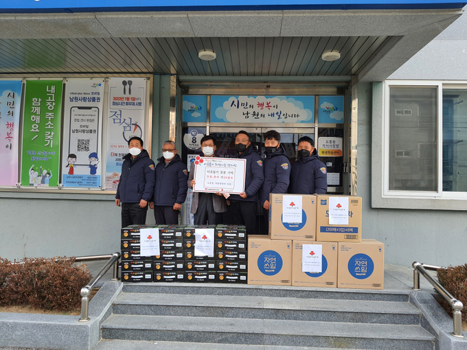 지난 17일에 도통동 자율방범대에서 두유와 각티슈 각 40세트(100만원 상당)를 기탁했다. 자율방범대와 정대표의 이웃사랑 실천은 올해까지 수년째 계속되고 있다. /남원시 도통동 제공