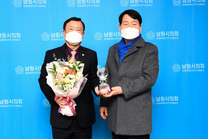 양희재 전북 남원시의회 의장(왼쪽)이 전북도 시·군의회의장협의회(회장 강동화)로부터 공로패를 받았다. /남원시의회
