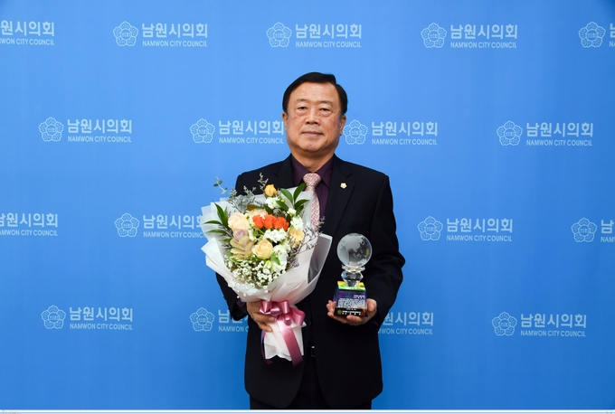 양희재 전북 남원시의회 의장(사진)이 전북도 시·군의회의장협의회(회장 강동화)로부터 공로패를 받았다. /남원시의회