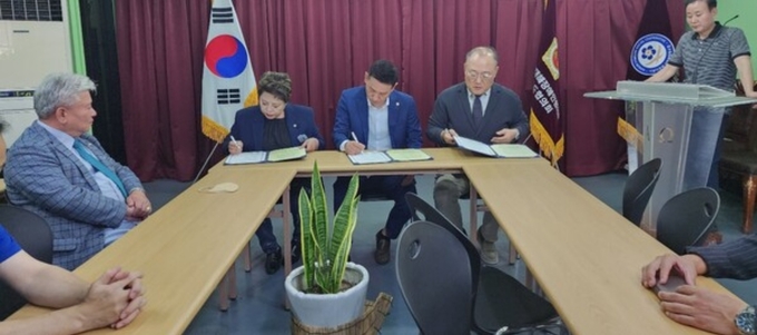 지난 19일 이재학 충남산업재해장애인협의회 회장(오른쪽부터 세번째)과 조희정 나눔다우리 사회적협동조합(왼쪽에서 네번째)이 배지혁 나인코리아 주식회사 대표(오른쪽 두번째)와 상생·교류·후원 기부 업무협약 체결을 하고 있다. / 충남산업재해장애인협의회
