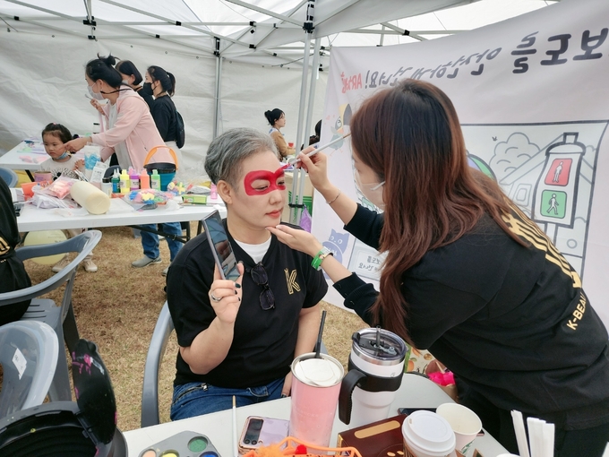 지난 29일 유선영 케이뷰티인터내셔널협회가 상록수 정신을 기리기 위해 지난 28일부터 30일까지 당진시청 일원에서 개최된 제45회 심훈 상록문화제에서 재능 기부 봉사활동을 전개하고 있다. /박종일 취재본부장
