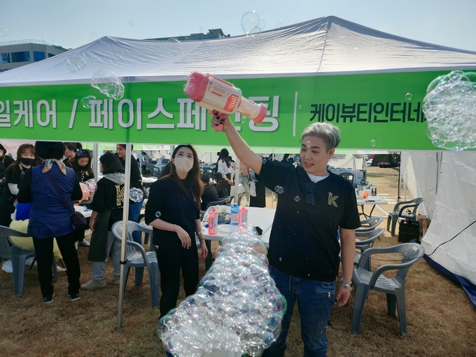 지난 29일 유선영 케이뷰티인터내셔널협회 회장이 상록수 정신을 기리기 위해 지난 28일부터 30일까지 당진시청 일원에서 개최된 제45회 심훈 상록문화제에서 재능 기부 봉사활동을 전개하고 있다. /박종일 취재본부장