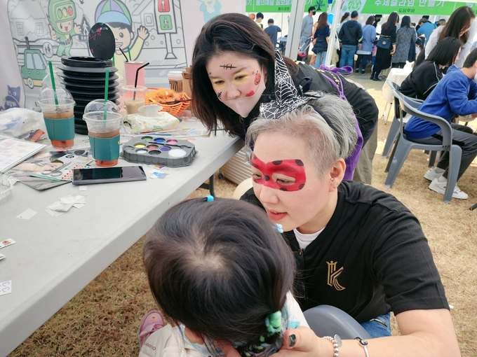 지난 29일 유선영 케이뷰티인터내셔널협회 회장이 상록수 정신을 기리기 위해 지난 28일부터 30일까지 당진시청 일원에서 개최된 제45회 심훈 상록문화제에서 재능 기부 봉사활동을 전개하고 있다. /박종일 취재본부장