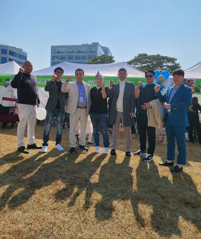 지난 29일 박종일 본보 취재본부장(사진 왼쪽에서 첫번째), 임동조 당진시지회장(왼쪽에서 세번째), 유선영 회장(사진 가운데), 이재학 협회장(사진 오른쪽 세번째) 정승만 충남산업재해장애인협의회 당진시지회 사무국장(오른쪽 두번째), 이태일 충남산업재해장애인협의회 수석부회장(사진 오른쪽 첫번째)이 당진시청 일원에서 개최된 제45회 심훈 상록문화제에서 재능 기부 봉사활동에 앞서 기념사진을 찍고 있다. /박종일 취재본부장