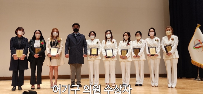 지난 21일 당진시청 당진홀에서 충남 지역사회 발전을 위해 헌신한 이미진, 박정하, 신여주, 선우옥정, 문은혜, 김은영, 오윤아, 송한나, 김연경씨가 어기구 국회의원상을 수상했다. /박종일 취재본부장