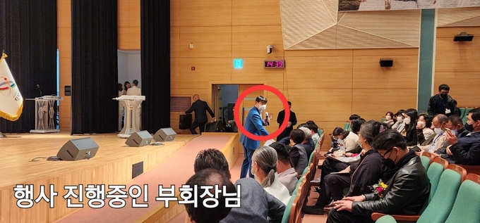 지난 21일 당진시청 당진홀에서 가칭 케이뷰티·충남산업재해 나눔장학재단의 장학증서 수여식을 진행중인 이태일 충남산업재해장애인협의회 수석부회장. /박종일 취재본부장