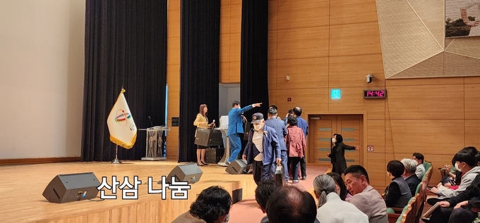 지난 21일 당진시청 당진홀에서 가칭 케이뷰티·충남산업재해 나눔장학재단의 장학증서 수여식을 진행중인 이태일 충남산업재해장애인협의회 수석부회장. /박종일 취재본부장