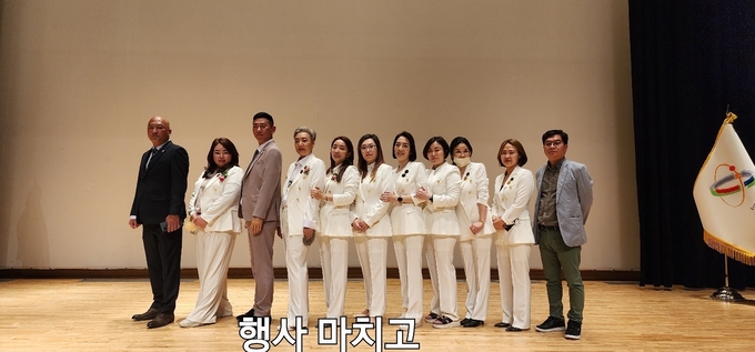 지난 21일 당진시청 당진홀에서 가칭 케이뷰티·충남산업재해 나눔장학재단 봉사자들. /박종일 취재본부장