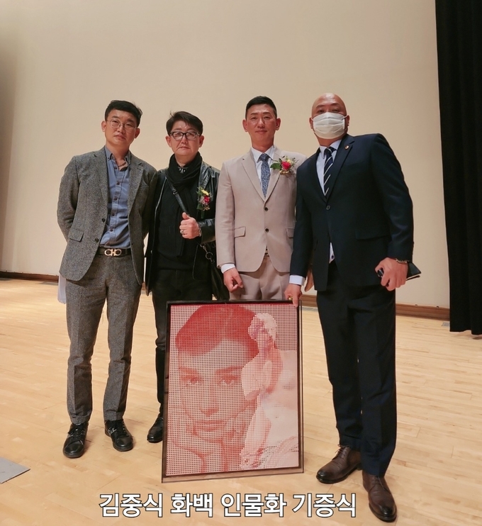 지난 21일 당진시청 당진홀에서 '대한민국을 아름답게 하는 사람들' 정회원인 김중식 화백(사진 왼쪽 두번째)의 인물화 기증식(1400만원 상당)에서 이재학 회장(사진 오른쪽 두번째)과 본보 박종일 취재본부장(사진 오른쪽 첫번째)이 기념사진을 찍고 있다. /박종일 취재본부장