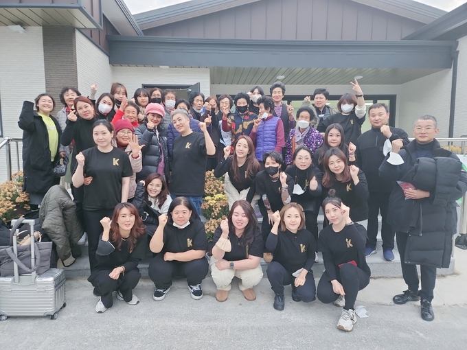 지난 8일 뷰티봉사단은 전북 남원시 주천면 행정마을 주민들과 사매면 의용소방대원 등에게 네일아트, 피부관리, 속눈썹펌, 마사지 등의 뷰티봉사를 펼치자, 행정마을 주민들은 맛있는 점심식사로 화답했다. 