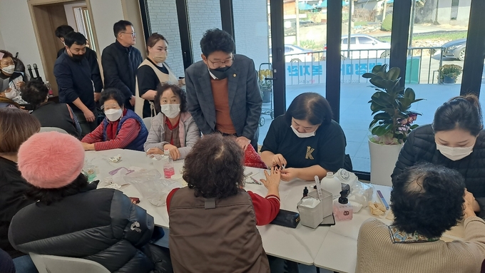 지난 8일 뷰티봉사단은 전북 남원시 주천면 행정마을 주민들과 사매면 의용소방대원 등에게 네일아트, 피부관리, 속눈썹펌, 마사지 등의 뷰티봉사를 펼치자, 행정마을 주민들은 맛있는 점심식사로 화답했다. 