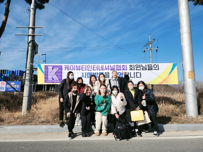 지난 8일 뷰티봉사단은 전북 남원시 사매면 의용소방대원 등에게 네일아트, 피부관리, 속눈썹펌, 마사지 등의 뷰티봉사를 펼치자, 주천면 행정마을 주민들은 맛있는 점심식사로 화답했다. 