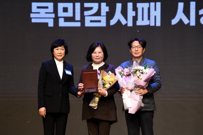 지난 22일 한명숙 의원(가운데)이 지역 소상공인들의 현안과 애로사항을 해결하는데 기여한 공로로 소상공인연합회 주최 목민감사패(지방의원 부문)를 수상했다.