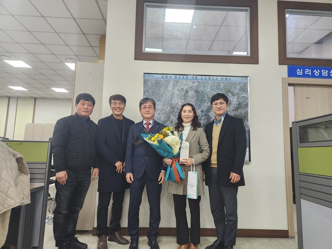 5일 전북 남원시에 따르면 민원과 권혜정 과장(오른쪽 두번째)이 지적측량 및 지적재조사사업을 유기적인 협조에 힘써온 점을 인정 받아 한국국토정보공사(사장 김정렬)로부터 감사패를 받았다고 밝혔다. /남원시