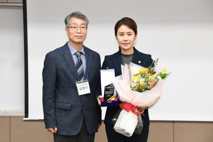 이미선 남원시의회 부의장(오른쪽)이 김창수 한국지방정부학회장(왼쪽)이 기념사진을 찍으며 환하게 웃고 있다. /남원시의회