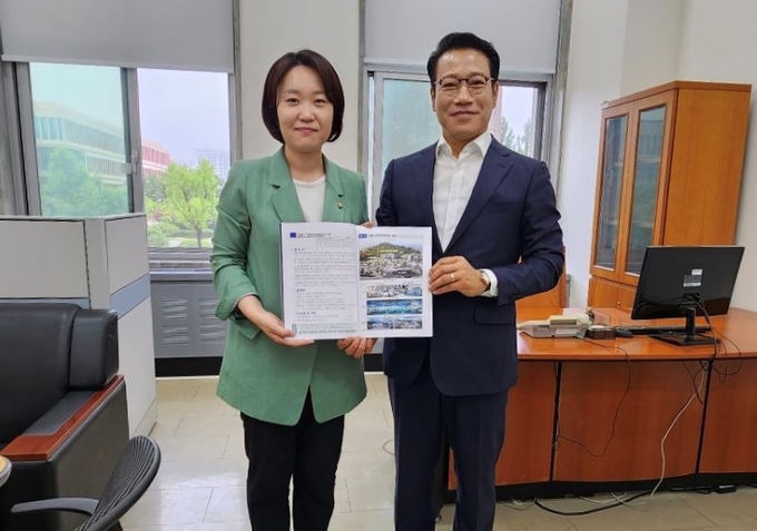 국회 예결위 이용호·이소영의원 만나 주요사업 설명하고 있는 최경식 남원시장. /남원시