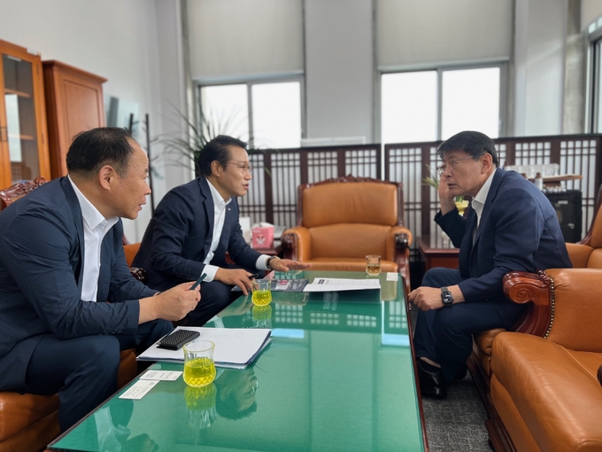 최경식 남원시장(왼쪽부터 두번째)이 서삼석 국회 예결위원장(오른쪽)을 면담하고 있다. /남원시