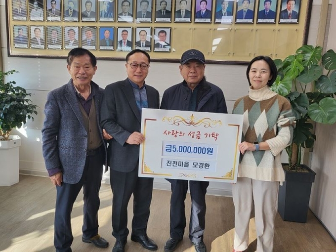 오른쪽부터 두번째 산서면 진전마을 이장 모경환씨