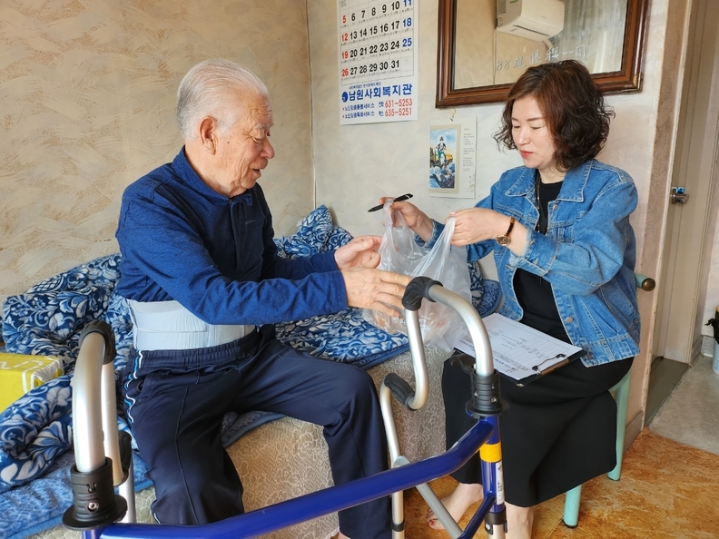임점숙 노암동장이 지역 내 홀로노인을 살피는 현장행정을 펼치고 있다.