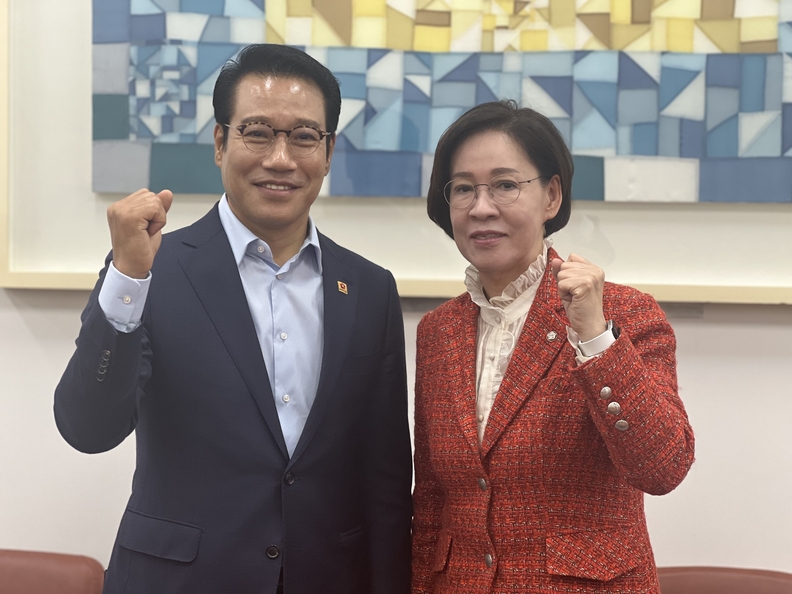 최경식 남원시장과 이인선 여성가족위원장이 제2중앙경찰학교 유치를 위해 상호 협력할 것을 다짐하며 주먹을 불끈 쥐고 있다. /남원시