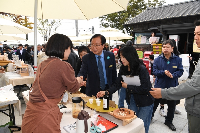 완주군의 ‘삼례문화예술촌 보부상 마켓 with 완주농부’'행사 열려 (사진 =완주군 )