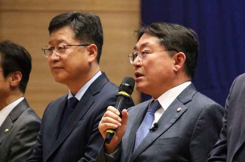 13일 제2중앙경찰학교 남원시 유치를 위한 대토론회가 국회의원회관에서 개최된 가운데 남원·장수·임실·순창지역구 박희승 국회의원이 이날 버스 20대로 상경해 남원유치에 힘을 모은 1000여명의 남원시민과 영호남 도민들에게 남원유치 당위성을 설명하고 있다. /김진주 기자