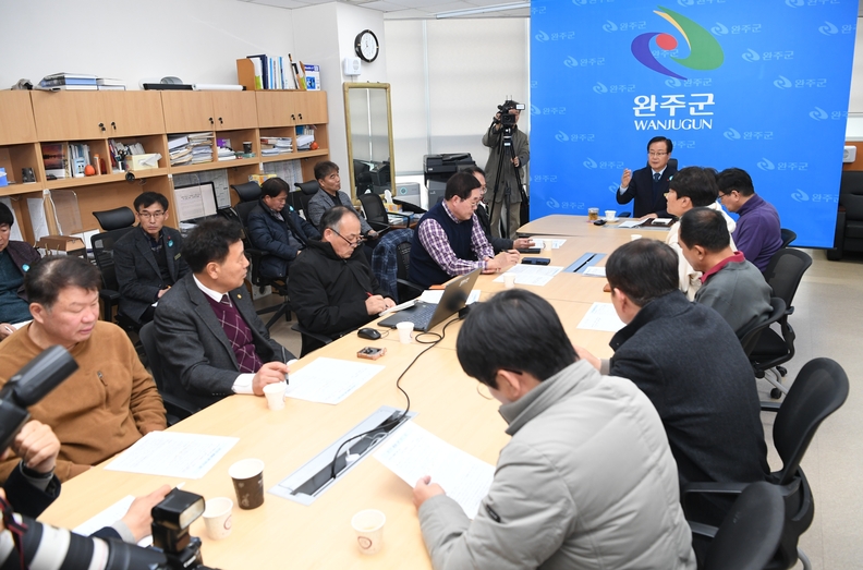 18일 유희태 완주군수가 완주-전주통합과 관련해 탄핵정국 속 일방적인 통합 추진은 주민 갈등을 격화시킬 수 있다는 입장을 밝혔다.