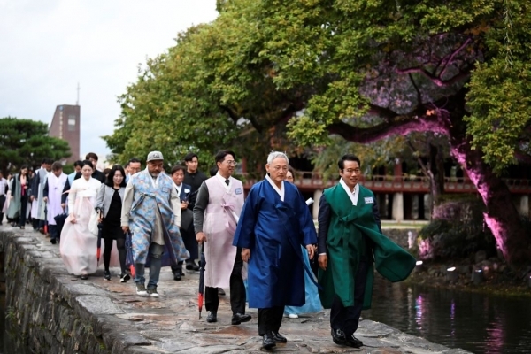 지난 10월18일 남원광한루원 특설무대에서 열린 2024 문화의달 개막식에 유인촌 문화체육관광부장관(왼쪽)과 최경식 남원시장(오른쪽)이 오작교를 건너고 있다. /남원시
