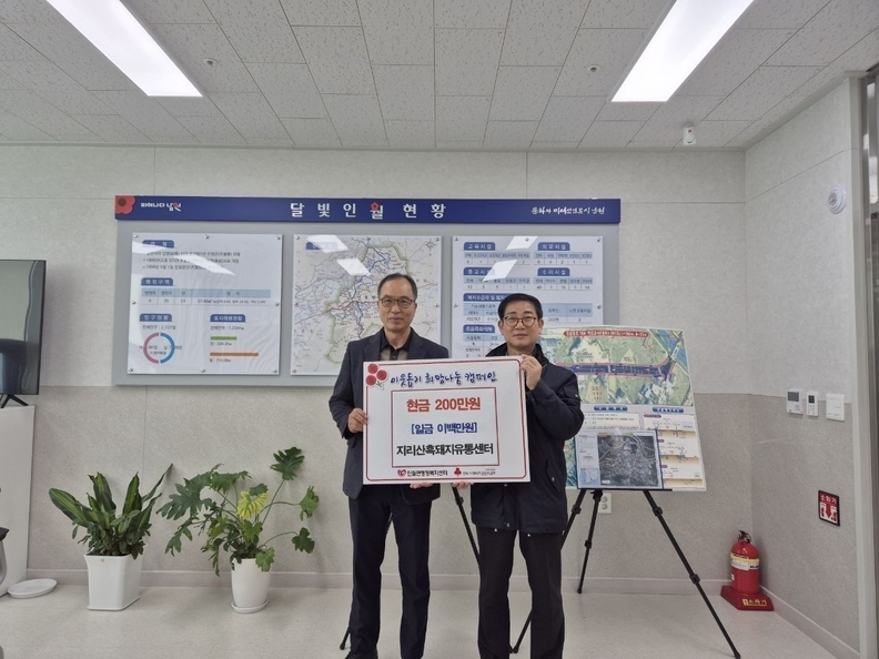 기사와 관련없음(사진 우측 황도연 인월면장)