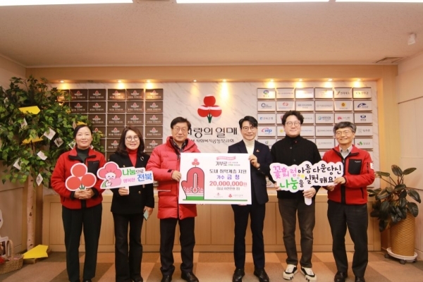 가수 금청(오른쪽 세번째)이 전북자치도 아너소사이어티의 78호 회원으로서, '희망2025나눔캠페인'에 1000만 원을 기부하며 지역사회에 따뜻한 나눔의 손길을 전했다. /남원시
