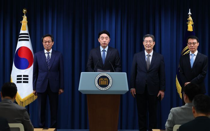 강훈식 비서실장이 8일 서울 용산구 대통령실 브리핑룸에서 이재명 대통령의 인선 관련 브리핑을 하고 있다. 왼쪽부터 우상호 정무수석, 강 비서실장, 오광수 민정수석, 이규연 홍보수석