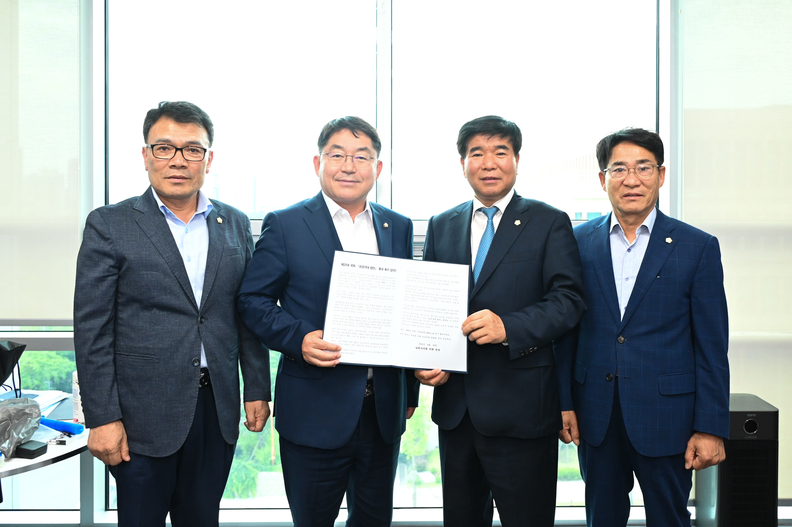 김영태 의장(오른쪽 두번째)을 비롯한 남원시의회 의원들은 지난 19일 국회 보건복지위원회 박주민 위원장과 박희승 국회의원(왼쪽 두번째) 등을 만나, 공공의대 설립의 필요성을 강조했다고 밝혔다.
