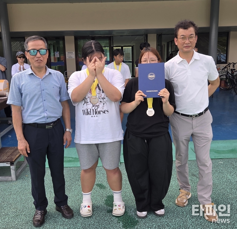 지난 6일 남원하늘중 2학년 이서호 양은 시상식 무대에 올랐지만 쑥스러운 듯 상장을 얼굴 앞으로 들어 올리며 수줍은 미소를 지었다. 예상치 못한 주목에 순간 얼굴이 붉어진 이양의 모습은 현장에 있던 이들의 웃음을 자아냈다.(출처=남원시자전거연맹)
