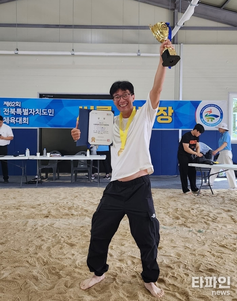 방극완 선수가 14일 고창군에서 열린 제62회 전북도민체전 일반부 씨름 80kg급에서 우승을 차지하며 화제를 모았다. (출처=남원시씨름협회)
