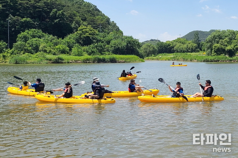 섬진강 화탄마을 앞 강변에서 관광객들이 카약 체험을 즐기고 있다. (출처=순창군)