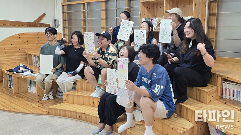 <em>덕유산 숲속에서 펼쳐진 휴먼 라이브러리. (출처=덕유산국립공원사무소)</em>
