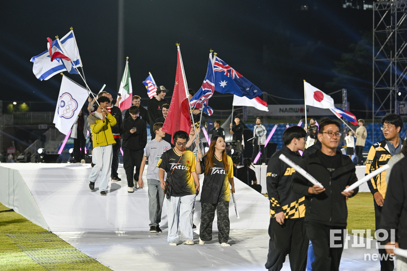 <em>지리산 자락 남원종합스포츠타운 상공에서 펼쳐진 드론 라이트쇼가 2025 남원국제드론제전의 서막을 알리고 있다. (출처=남원시)</em>