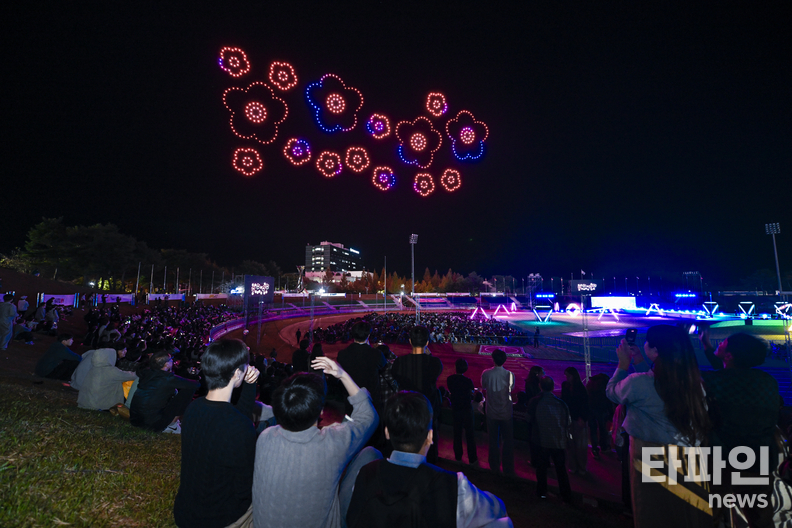 <em>지리산 자락 남원종합스포츠타운 상공에서 펼쳐진 드론 라이트쇼가 2025 남원국제드론제전의 서막을 알리고 있다. (출처=남원시)</em>