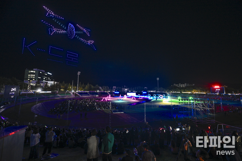 <em>지리산 자락 남원종합스포츠타운 상공에서 펼쳐진 드론 라이트쇼가 2025 남원국제드론제전의 서막을 알리고 있다. (출처=남원시)</em>