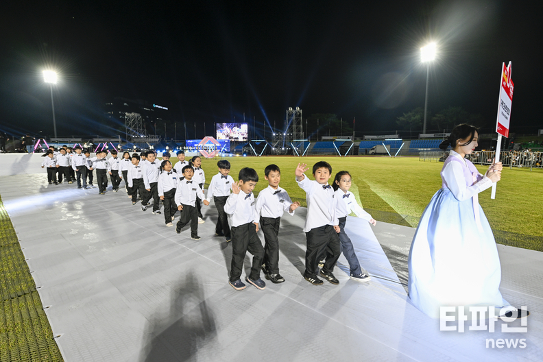 <em>지리산 자락 남원종합스포츠타운 상공에서 펼쳐진 드론 라이트쇼가 2025 남원국제드론제전의 서막을 알리고 있다. (출처=남원시)</em>