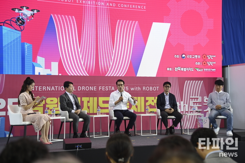 하늘 위에서 펼쳐진 첨단의 드론제전에 대해 설명하는 최경식 남원시장(가운데). (출처=남원시)