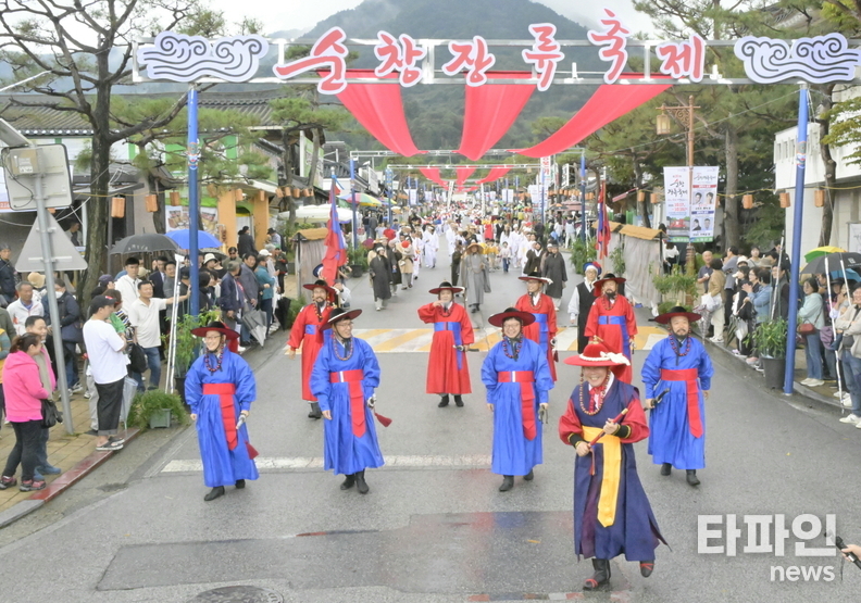 19일 제20회 순창장류축제 ‘순창고추장 임금님 진상행렬’에 참여한 최영일 순창군수. (출처=순창군)